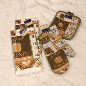 NWT Pumpkin Patch Dish Towel Set With Oven Mitt and Pot Holders